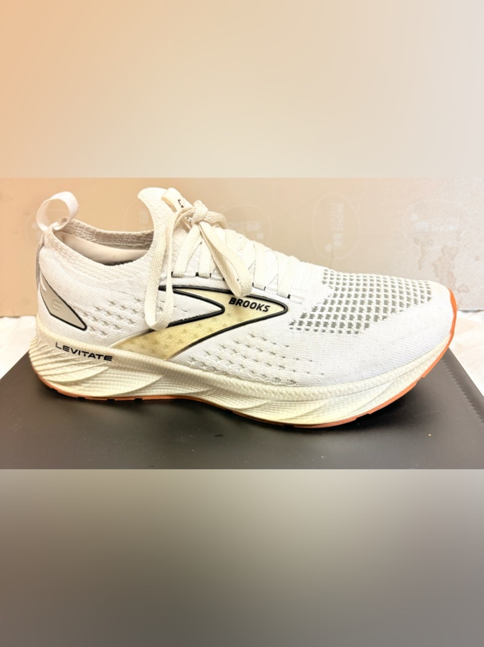Brooks Women 8.5 Levitate 6 StealthFit Running Shoes Athletic Sneakers White